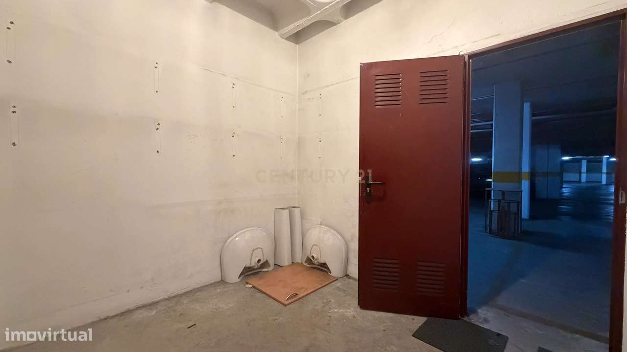 Apartamento T3 com Varanda, Arrecadação e Três Lugares de Parqueamento-21