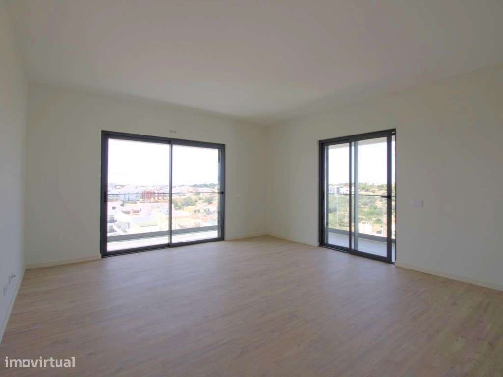 Apartamento T4 com vista desafogada em Portimão - Grande imagem: 2/52