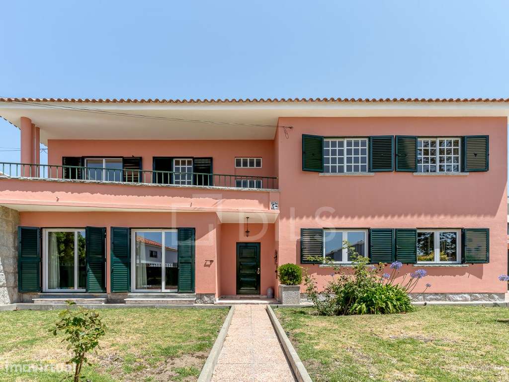 Moradia T8 isolada, com jardim e piscina no centro da Parede-45