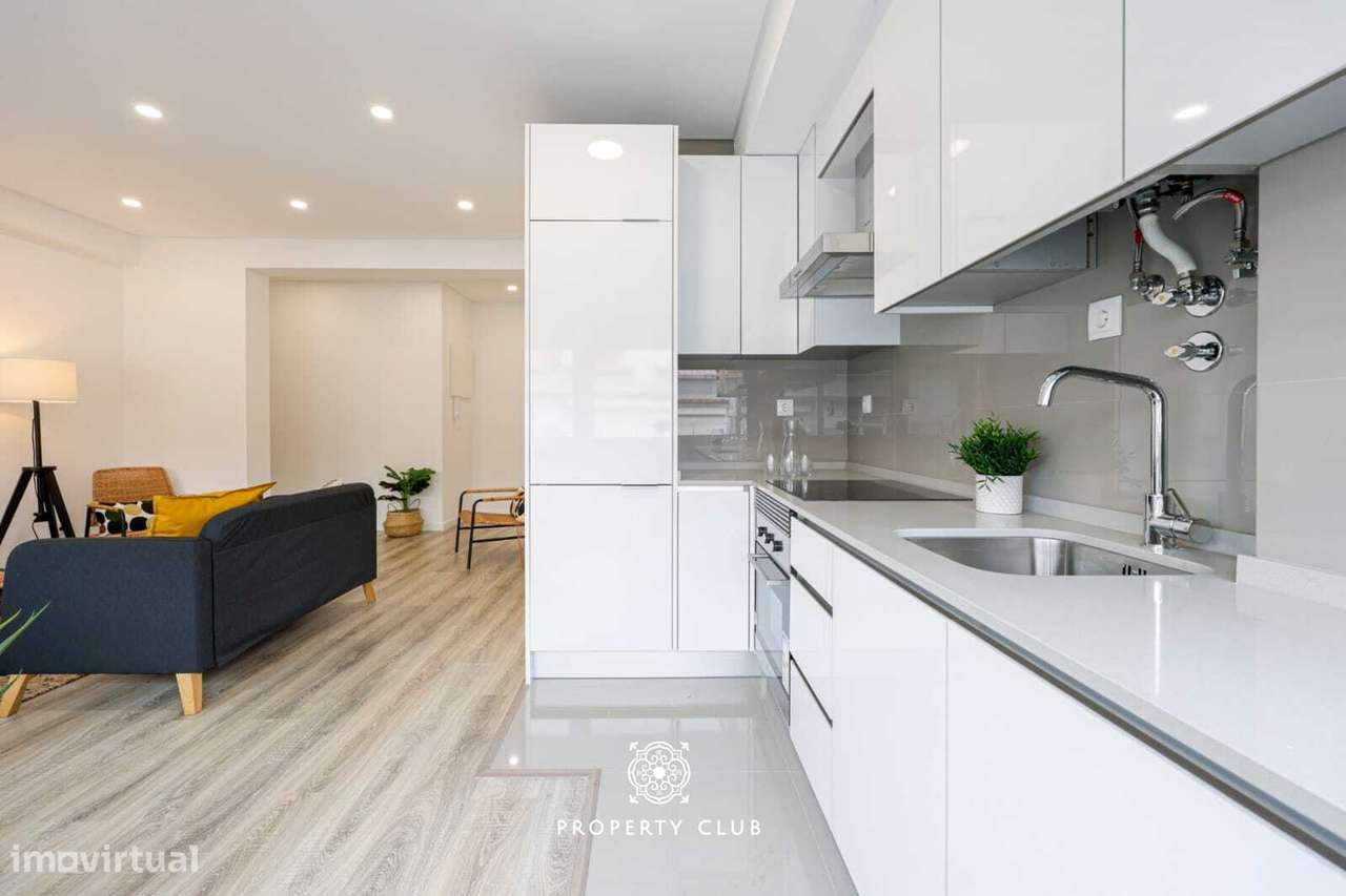 Apartamento T3 em fase de remodelação em Queluz-1