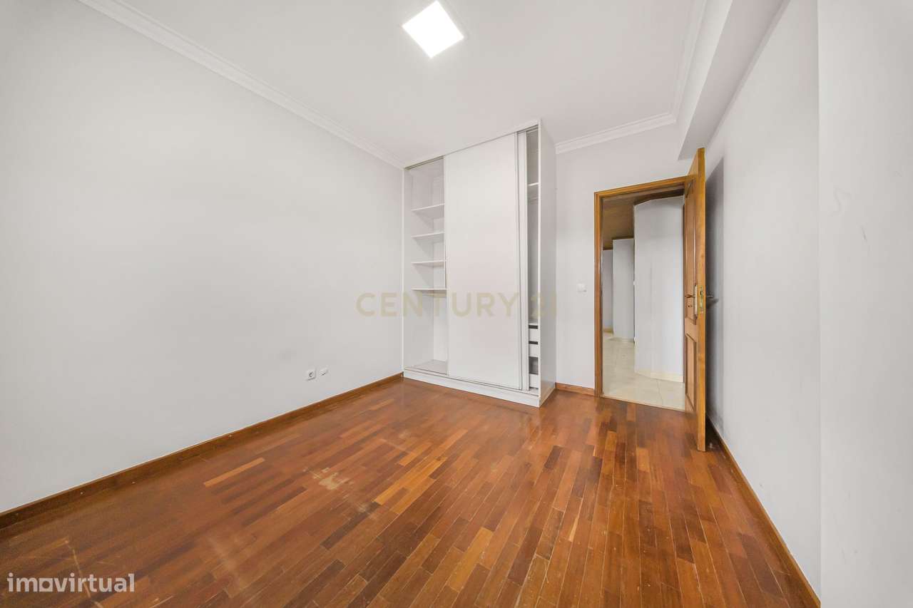 T3 Luminoso em Santa Marta do Pinhal – Espaço e Conforto no Coração de-15