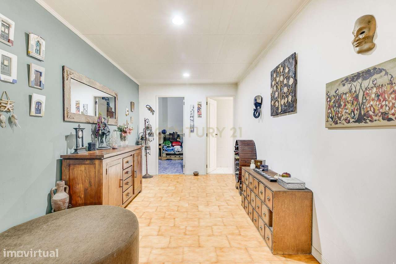 Espaçoso apartamento T4 transformado em T3-25