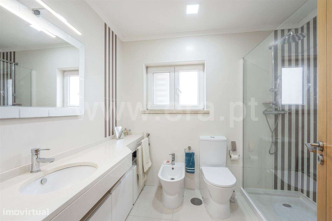 Moradia isolada de gaveto T4; Quinta de Valadares-23