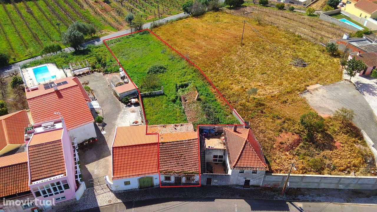 Casa para remodelação com terreno para construção de moradia em Martim