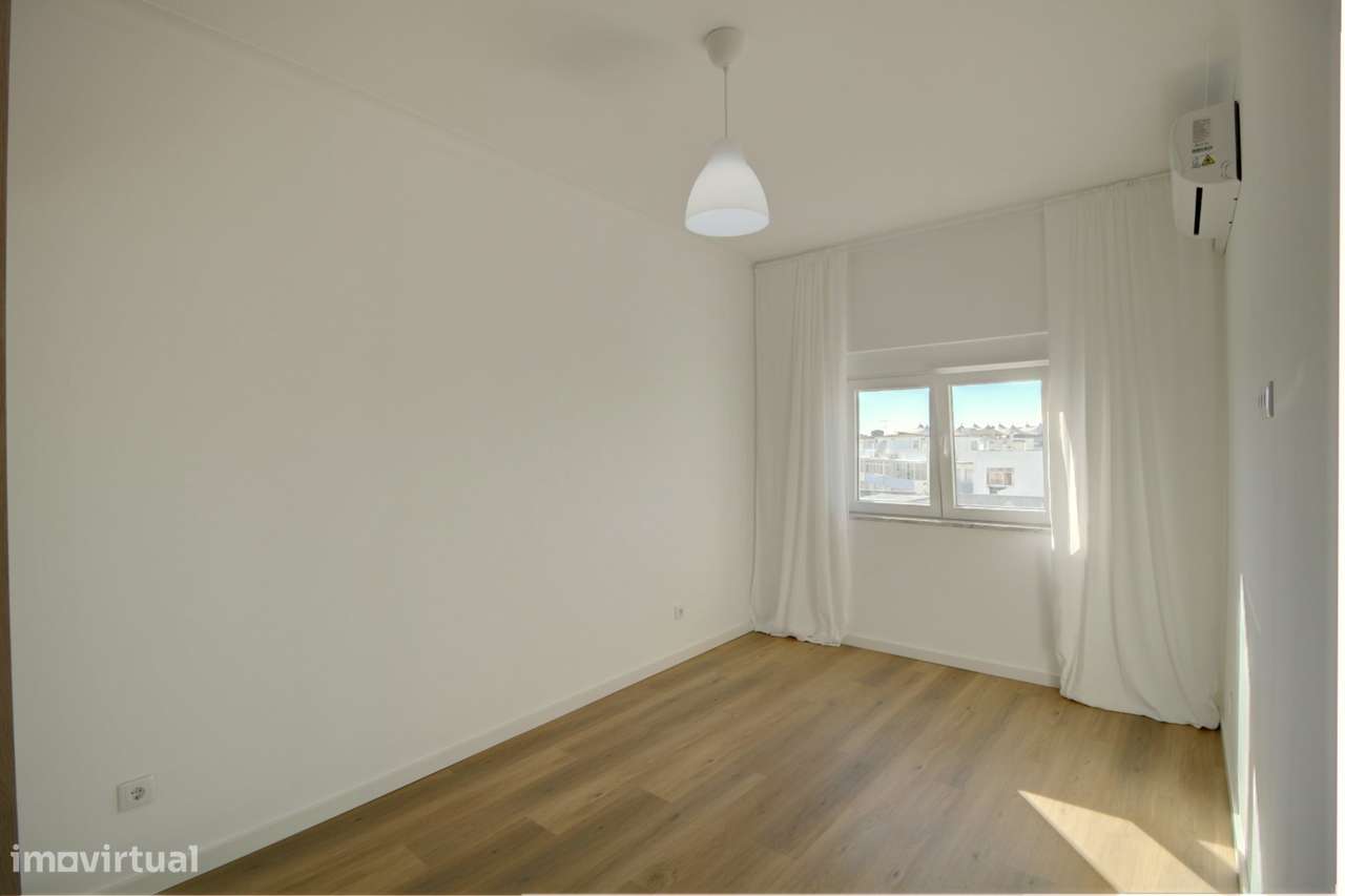 Apartamento T3 Totalmente Renovado, mobilado e com Vista Mar em Olhão-17