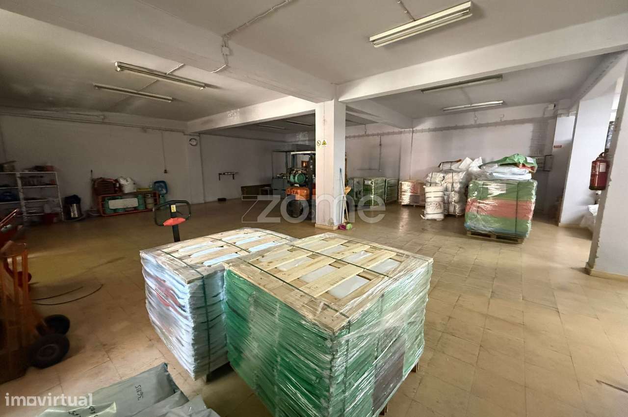Armazém com 600 m² – 2 Pisos, Escritórios e Excelentes Acessos-18