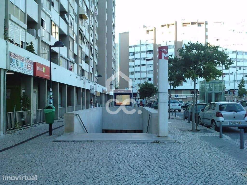 Apartamento T2  Renovado Alfornelos/ Metro-34