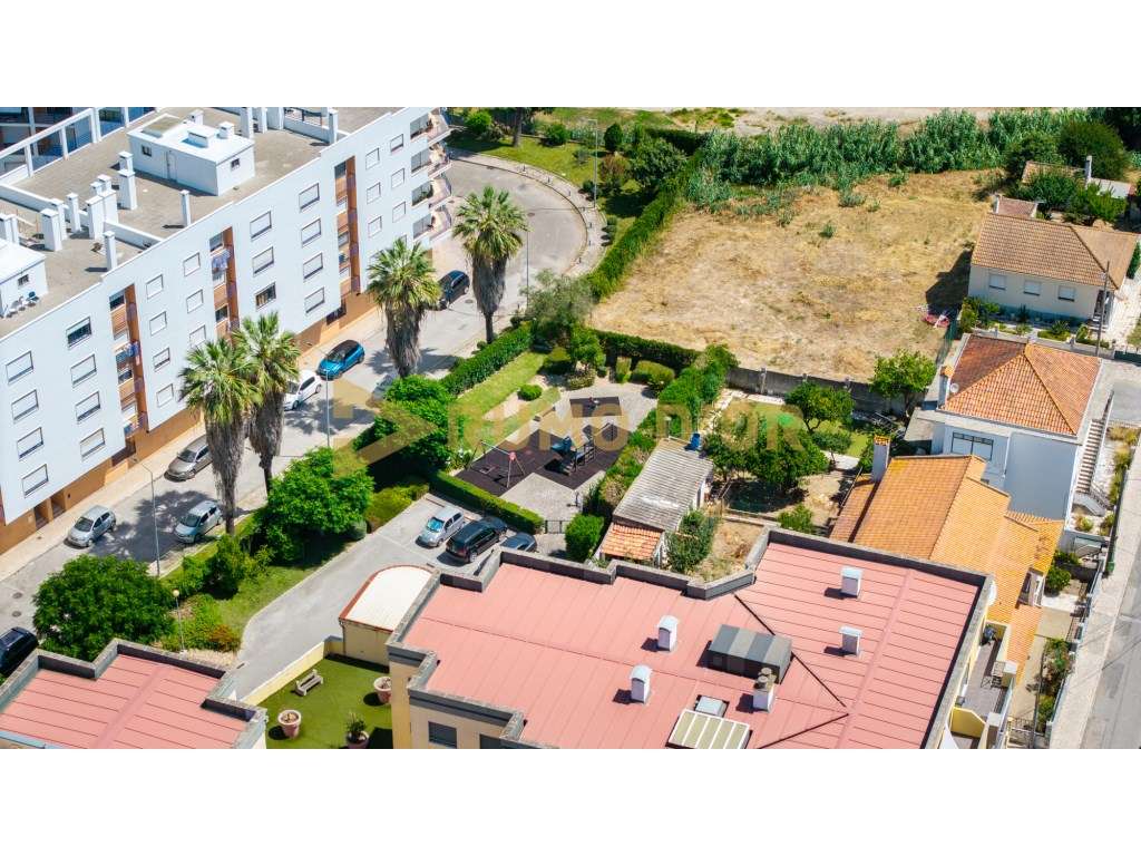 Exclusivo T3 em Condomínio Privado no Carregado com Terraço, Varand...-32