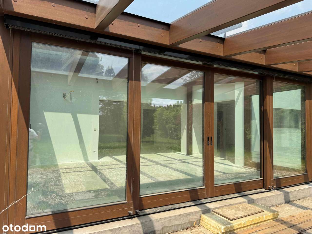 Dom z ogrodem zimowym i domkiem dla gości-11