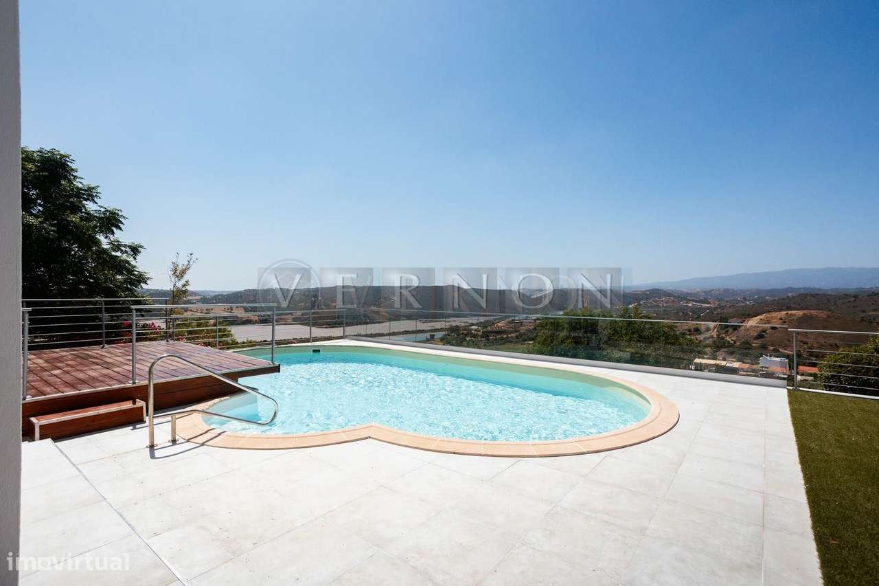 Moradia Renovada T4 com Vista Rio Arade, Piscina e 2.450 m² de Terreno-39