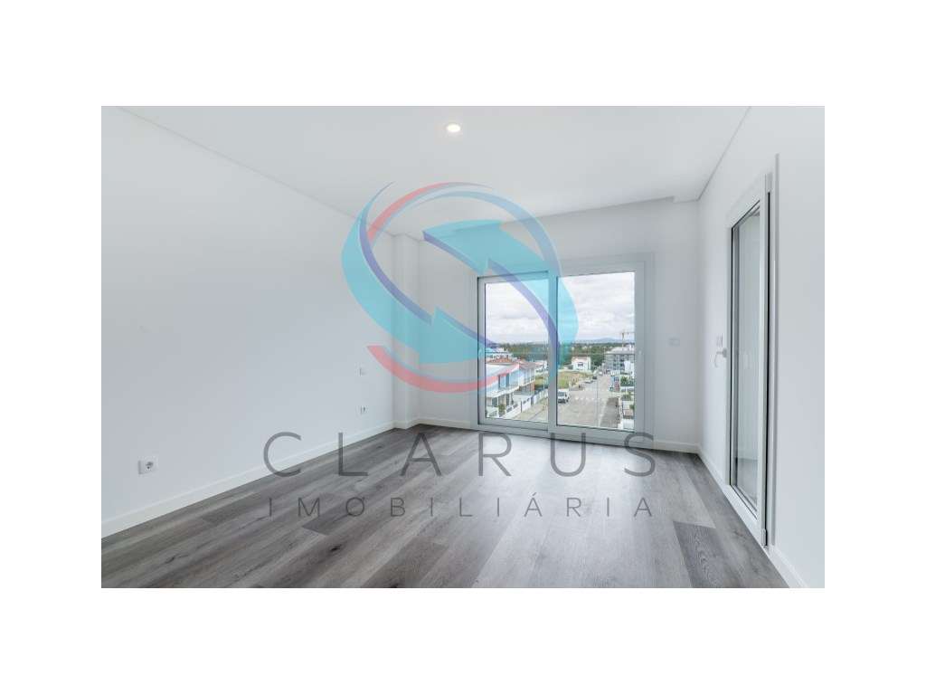 Moradia geminada à venda na Rua Infante Dom Henrique s/n-13