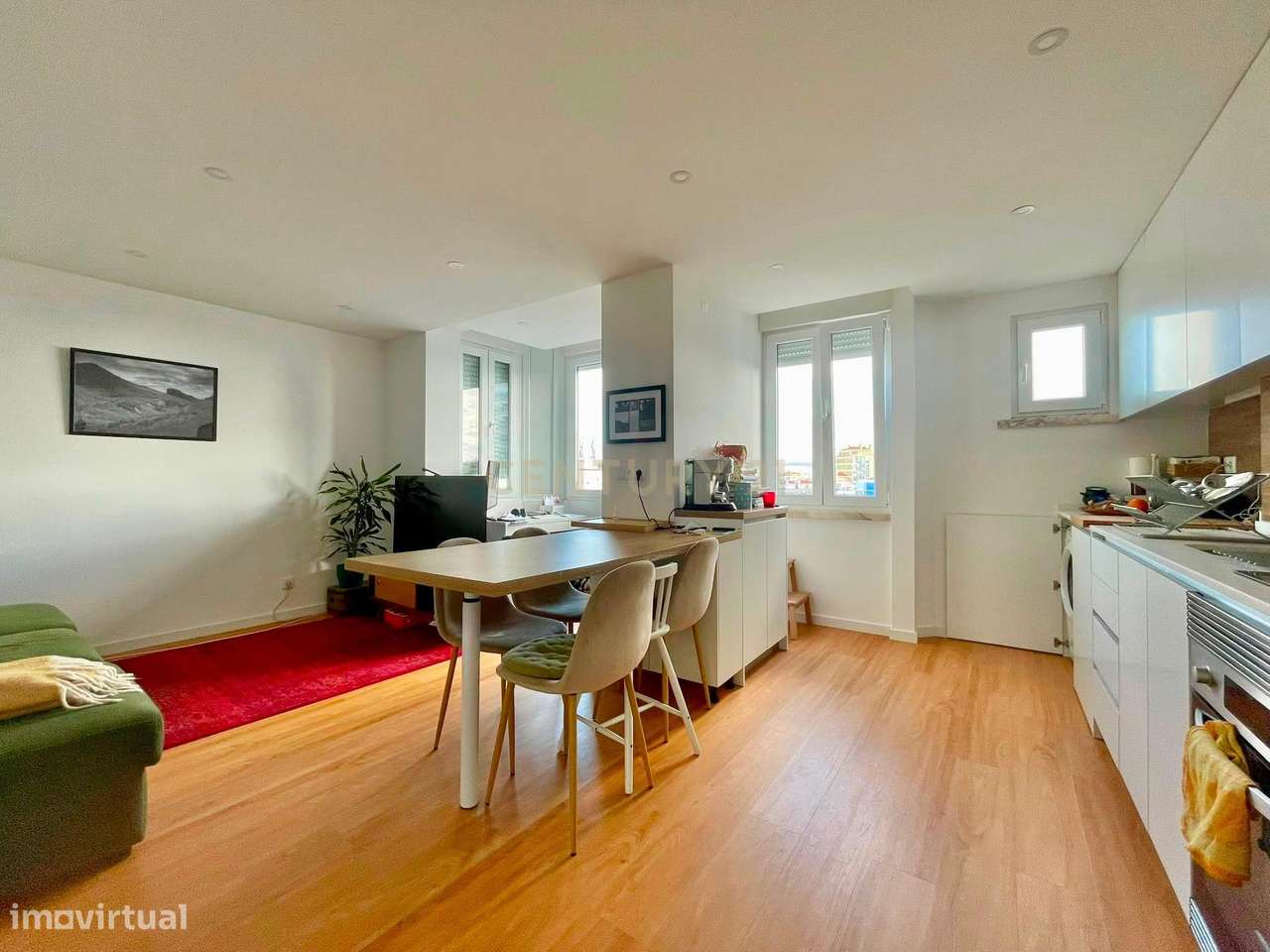 Apartamento T2 com Varanda em Localização Privilegiada-1