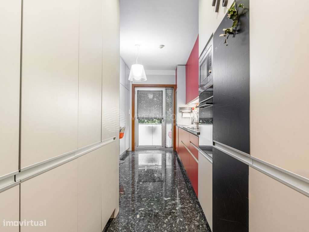 Moradia de Gaveto com 3 frentes, terraço, varandas e garagem, em Mi... - Grande imagem: 5/44