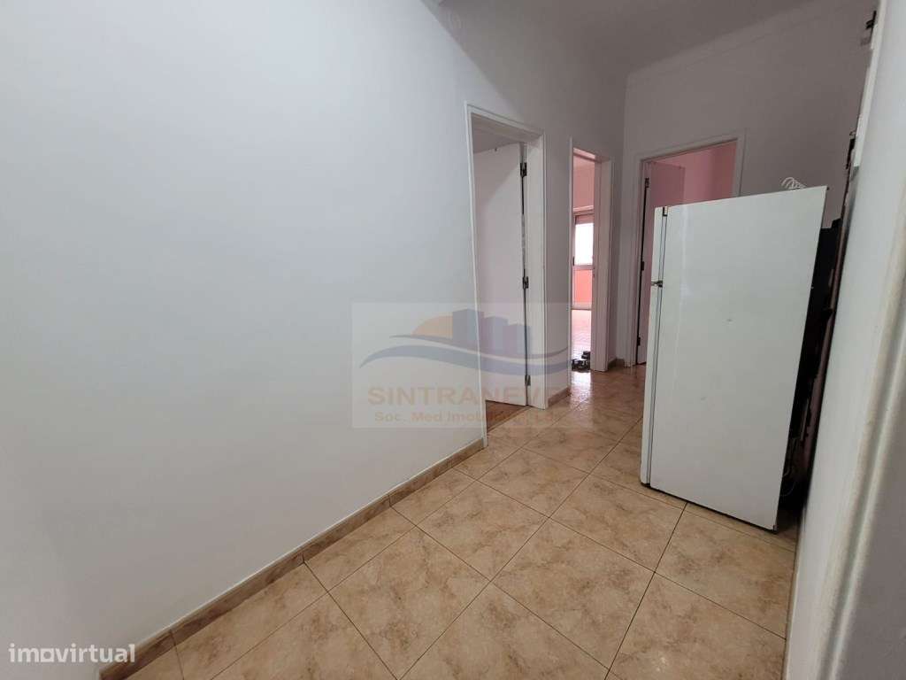 T2 pronto habitar, perto da estação de comboio com duas varandas em...-6