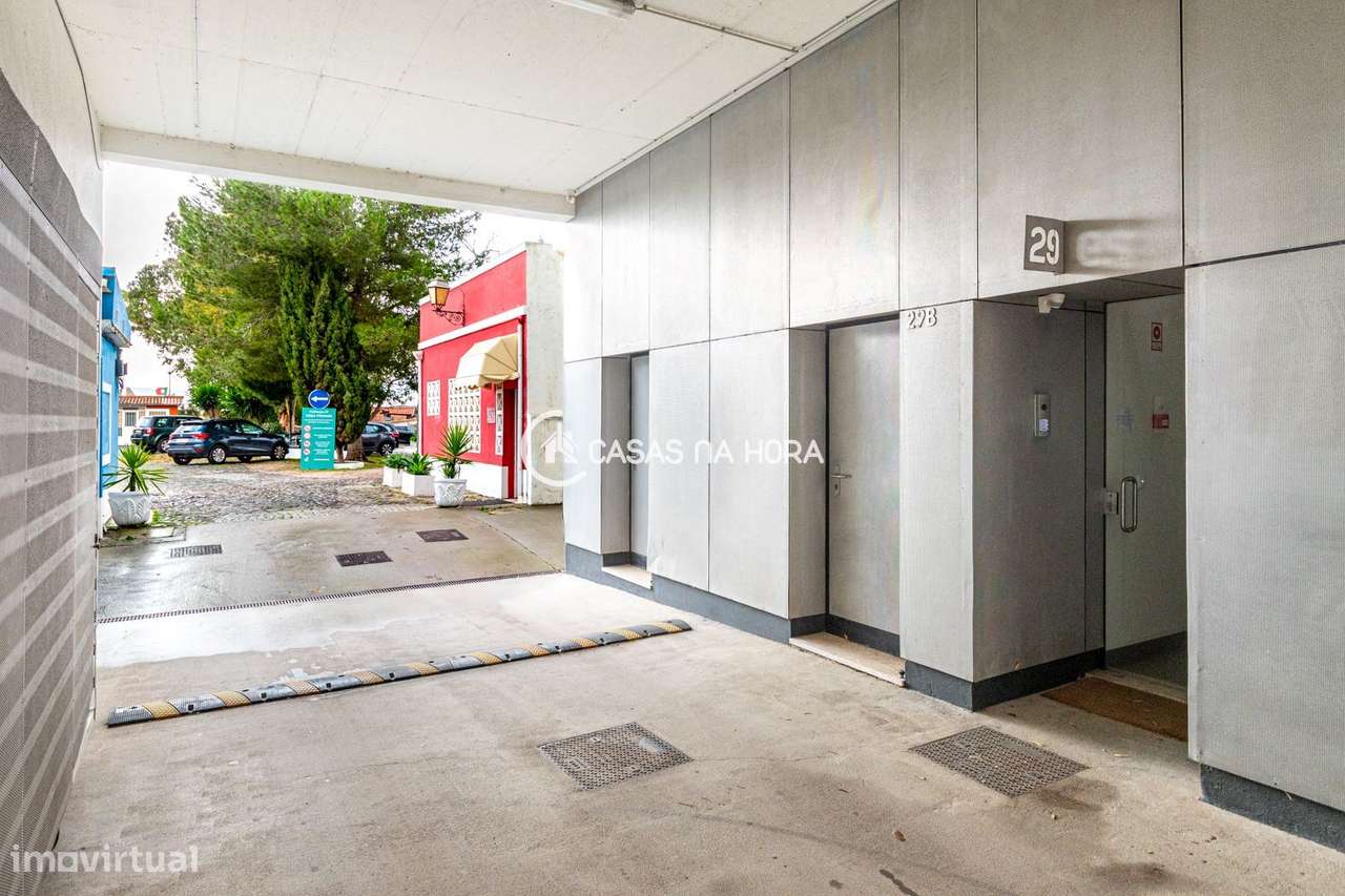 T4 moderno e renovado junto à Avenida Torre de Belém - Grande imagem: 5/29