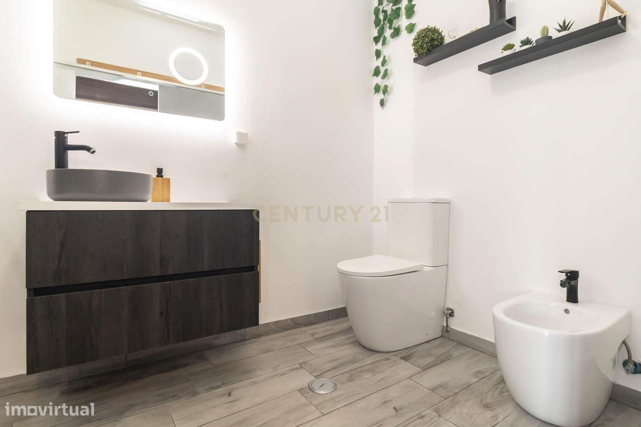 Apartamento T2 totalmente remodelado, localizado no Pinhal Novo,-7