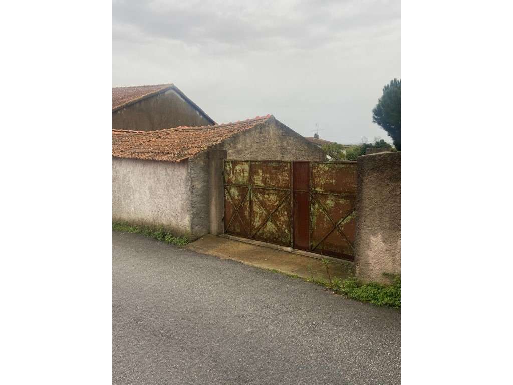 Casa térrea para recuperar na Carapinheira-22