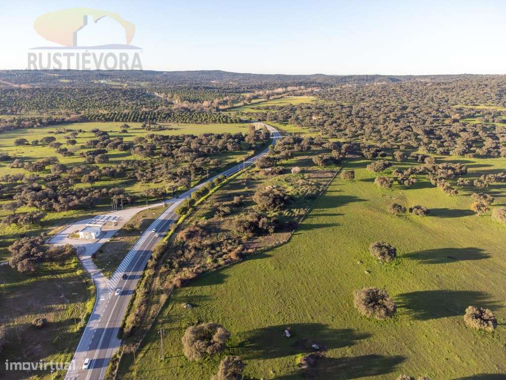 Quinta com monte em ruinas e com viabilidade de Construção, próxima... - Grande imagem: 4/10
