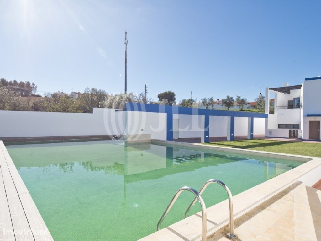 Moradia T3, com jardim e piscina, no ...