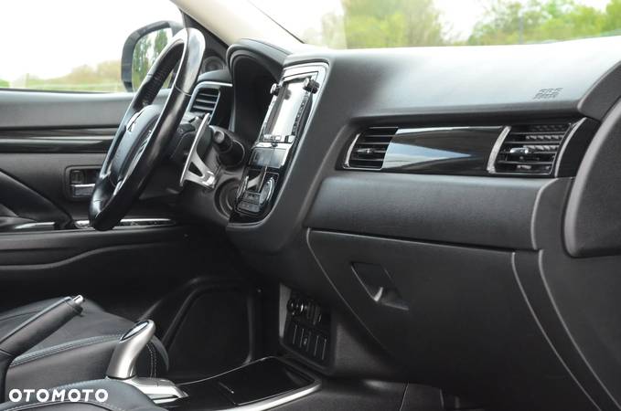 Mitsubishi Outlander PHEV Instyle NAVI + - 20