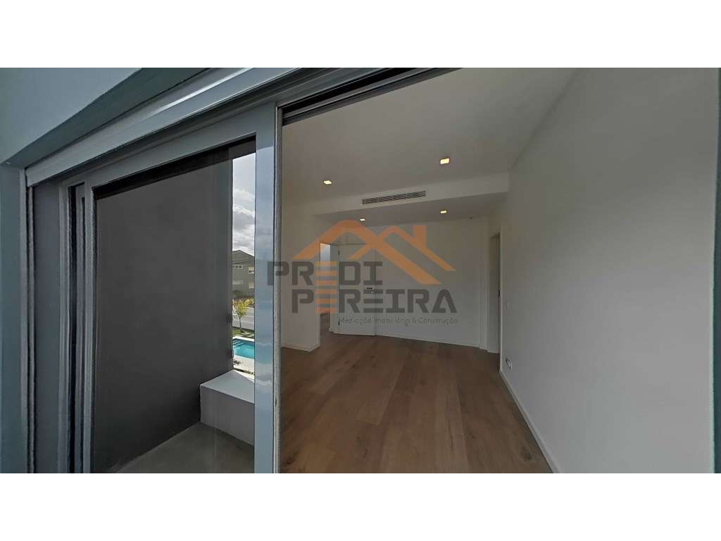 Moradia T4 em condomínio privado com piscina, no Fanqueiro em Loures-53