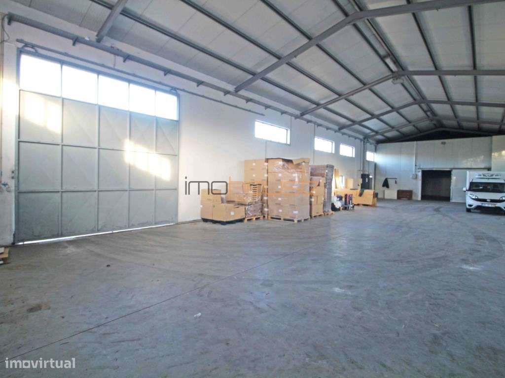 Armazém com logradouro e parque de estacionamento-6