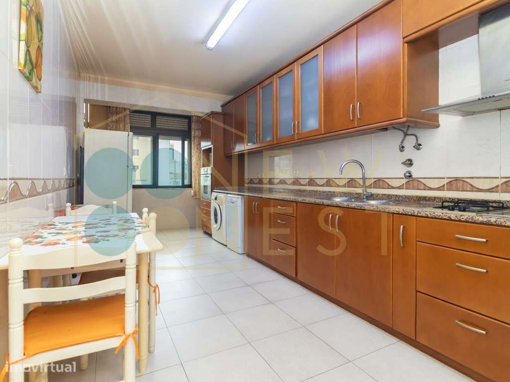 Apartamento T3 com elevador e parqueamento, junto ao Hospital-0