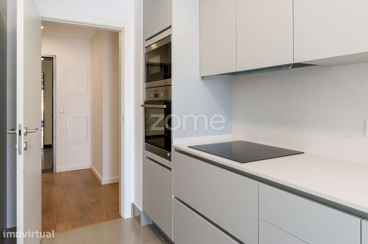 T2 Novo com varanda, parqueamento e arrecadação - Grande imagem: 3/23