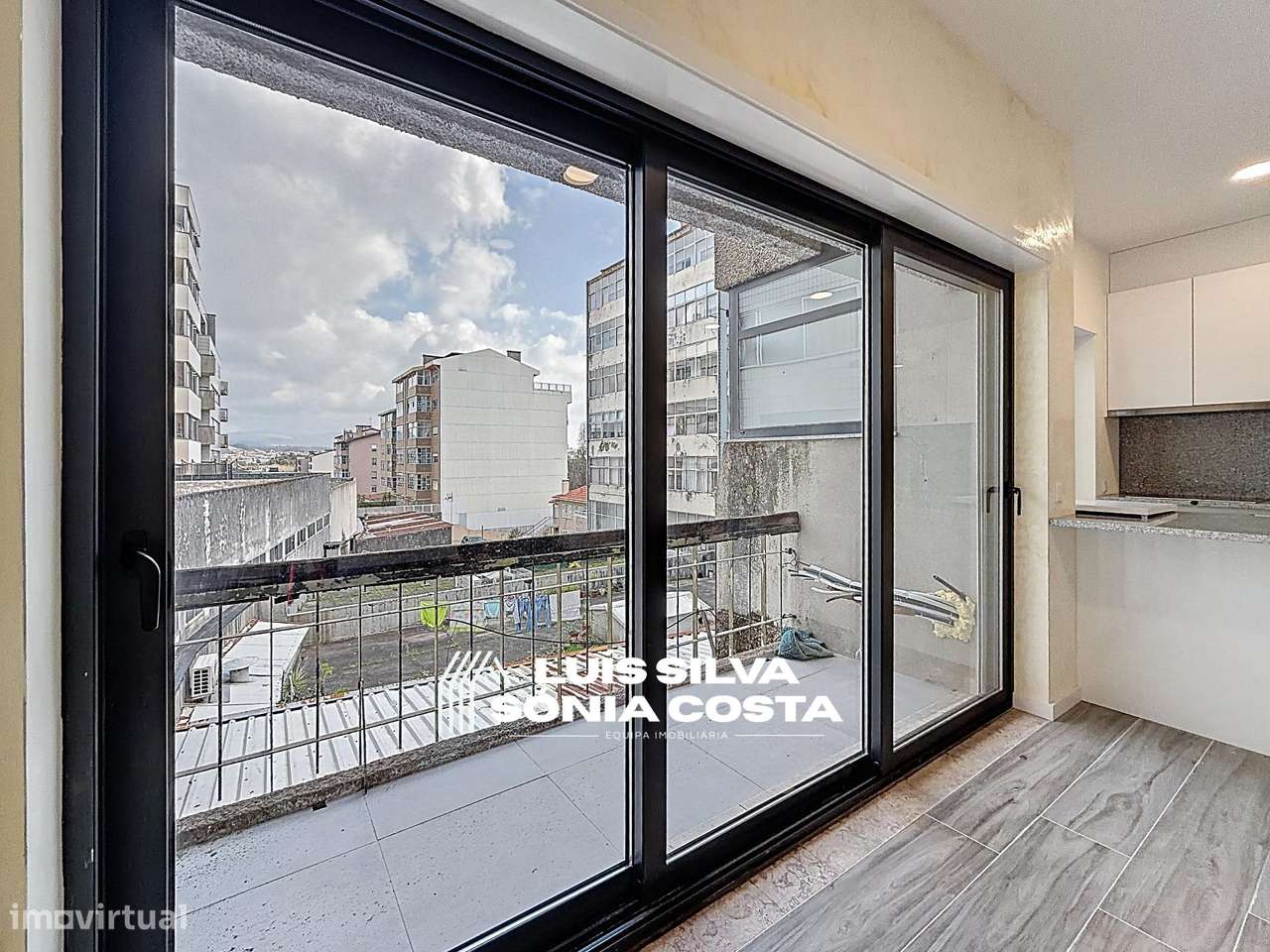 Apartamento T4 Totalmente Remodelado com 2 Varandas e Elevador –...-10