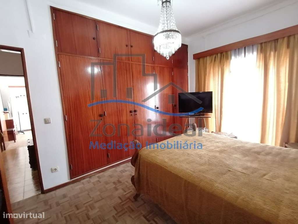 MORADIA COM 2 PISOS , OITO DIVISÕES, GARAGEM E LOGRADOURO - LOCALIZ...-16