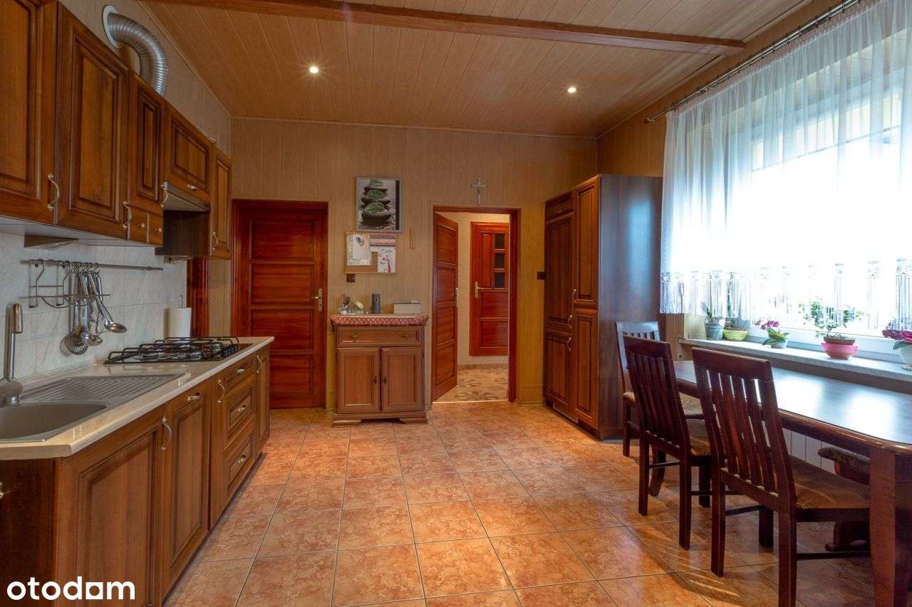 Dom z garażem i budynkiem gospodarczym-8