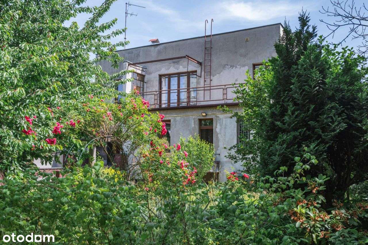 Piękna willa z dużą działką w samym centrum!-2