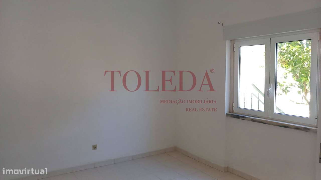 Moradia Bifamiliar com 2 T3 em Vialonga-19