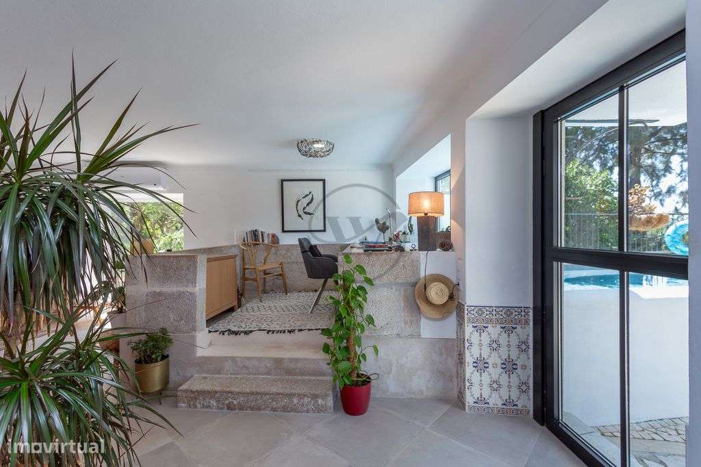 Moradia T5 com jardim e piscina no coração histórico de Azeitão-10