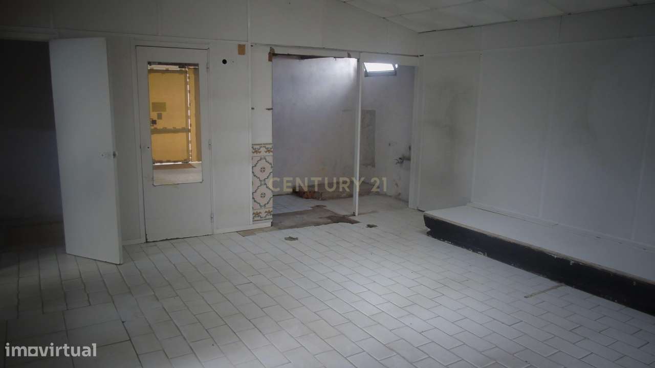 Estacionamento Com logradouro com 75 m2  e Zona de Arrumos com 48 m2-18