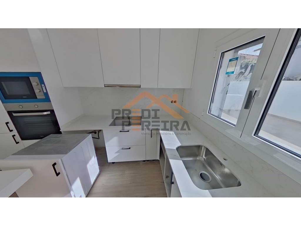 Situada em Famões, moradia T2+1 com terraço. - Grande imagem: 5/38