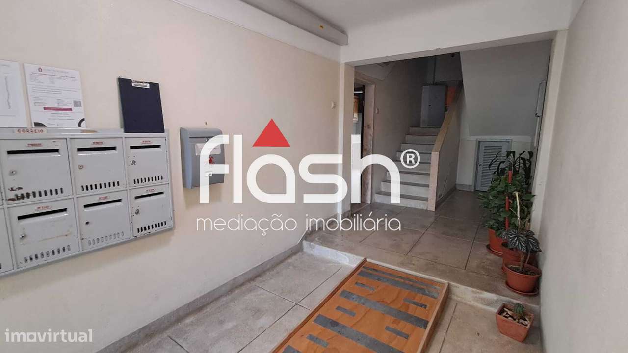 Apartamento T2 Remodelado em Benfica-17