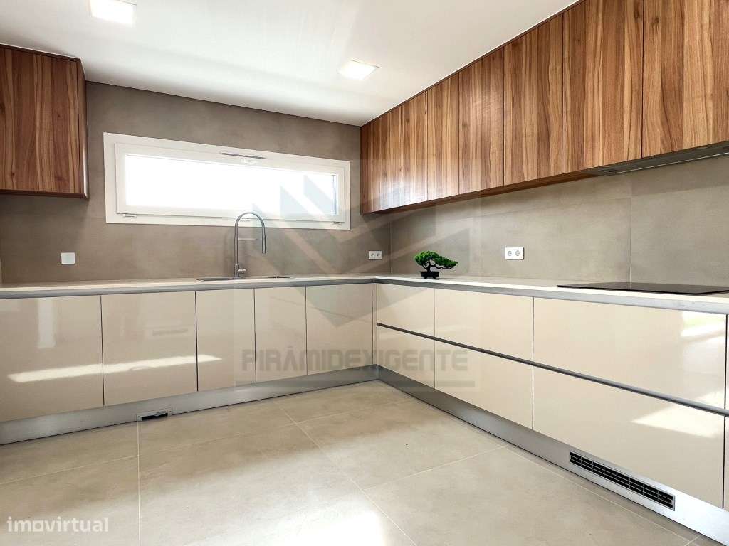 Moradia Isolada, Nova, 3 Suítes, Piscina, Garagem, AZEITÃO!-7