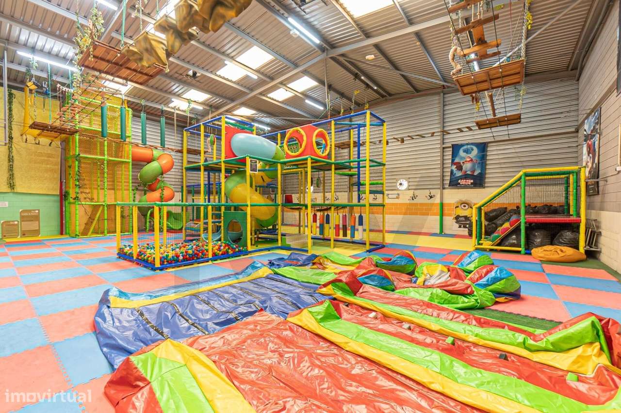 ARMAZÉM INDUSTRIAL EM SERZEDO NA FRONTEIRA COM GULPILHARES - Grande imagem: 4/13