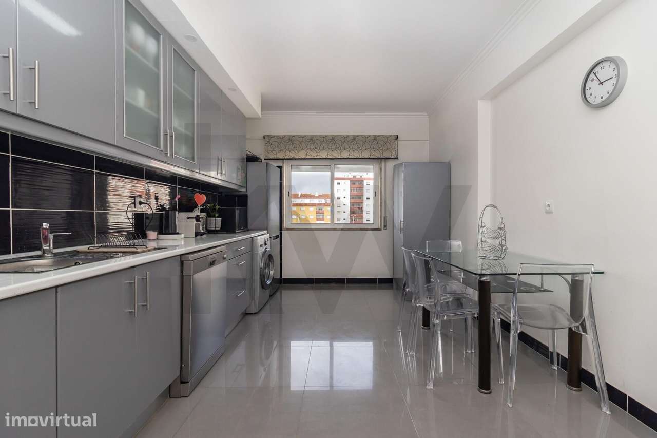 Apartamento T4 Duplex na Amora-3