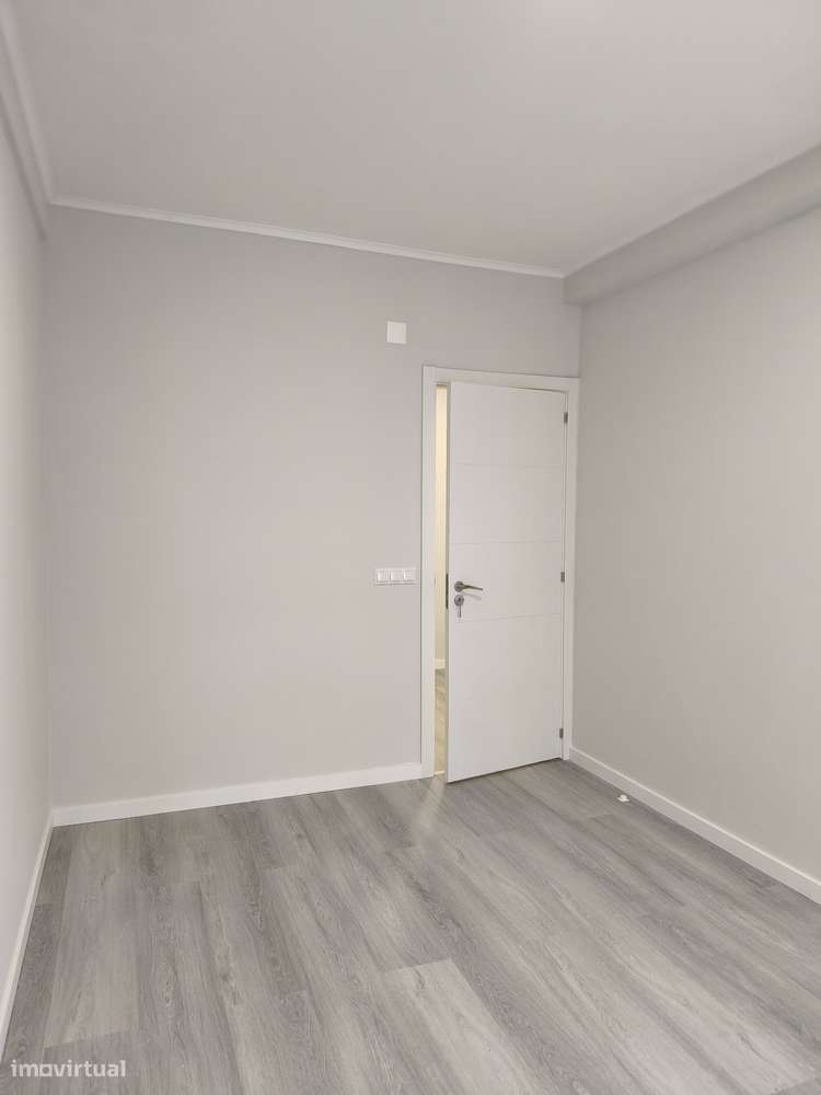 T2 Oeiras, Totalmente Remodelado, Bem Localizado, Com Arrecadação.-17