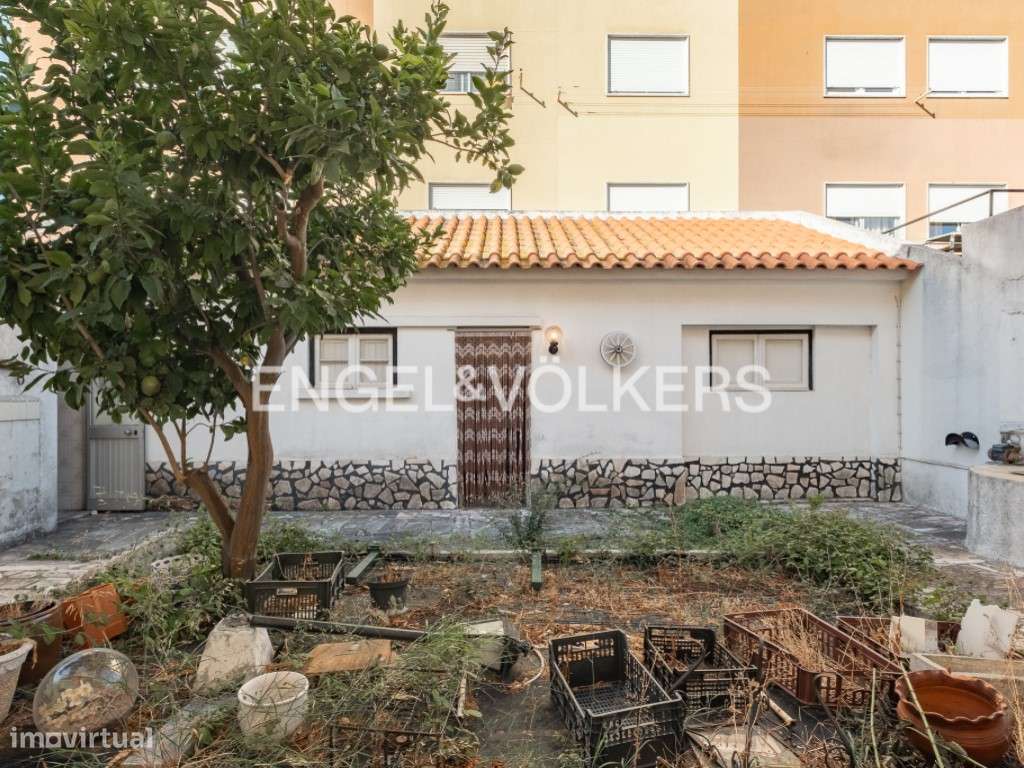 Prédio Misto de 3 Pisos com Jardim e Anexo Habitacional - Santo And...-23