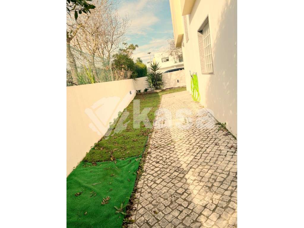 Moradia Isolada T4 com Jardim e Garagem em Santo António da Charnec...-23