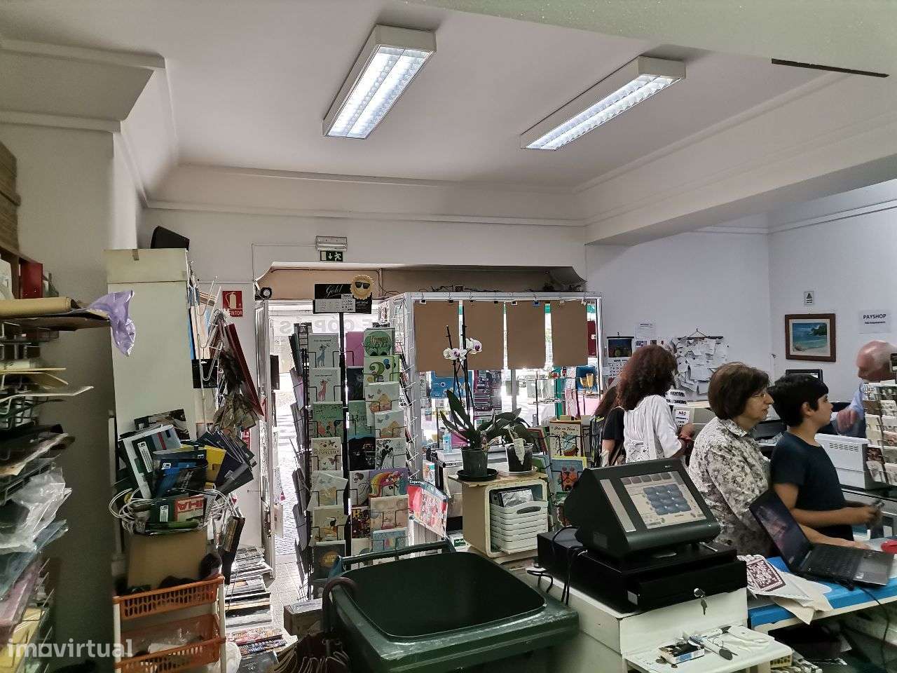 Papelaria Tabacaria em funcionamento, passagem de peões,e transportes-9