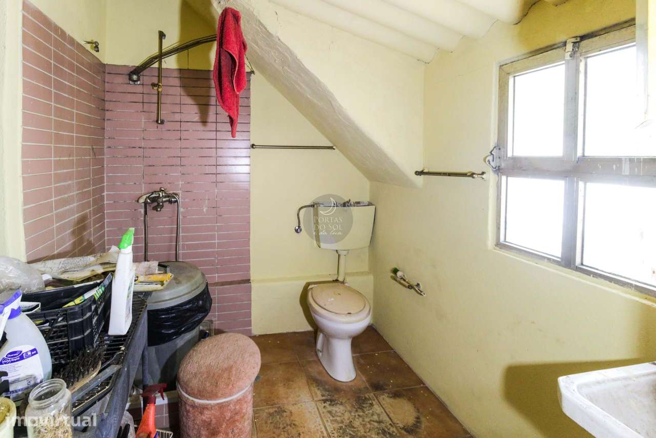 Prédio de 3 Pisos c/ Sótão e Terraço de Topo.-16