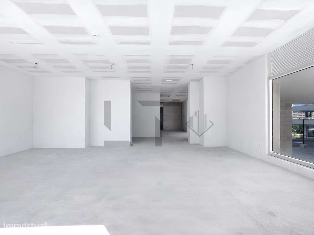 Fantástica Loja com 2 Pisos e Montras Altas Para Arrendamento, Pron... - Grande imagem: 4/26