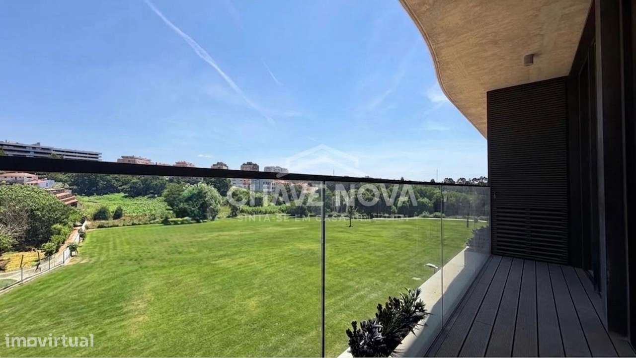 Apartamento T2 com garagem e varanda em Gaia-3