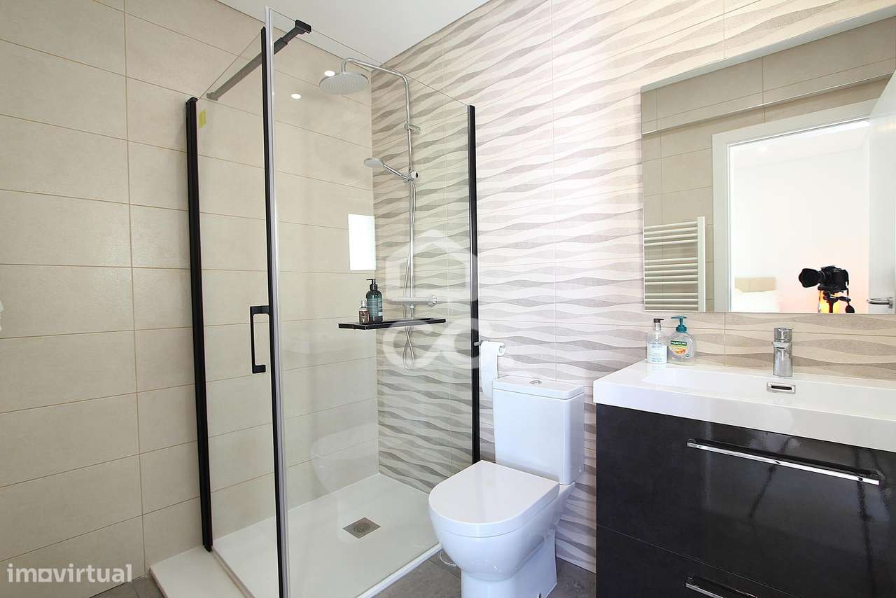 Apartamento T3 Renovado com Vista Mar e Terraço em Armação de Pêra-24