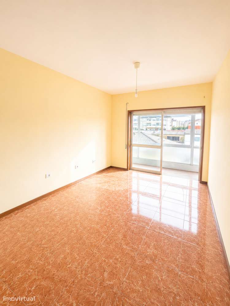 T2 com varanda, garagem e segurança em São Mamede-5