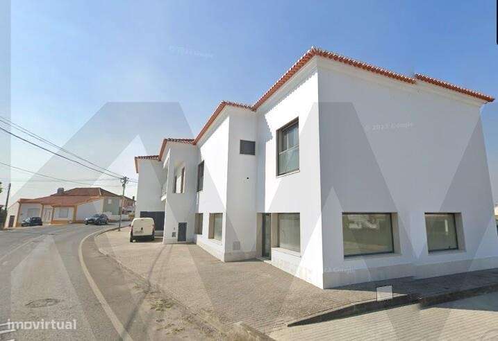 Loja com 111m2 na Carvoeira-5